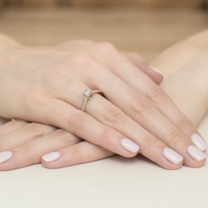 Pierścionek z Diamentami 0,13ct ze złota próby 585. W-0474
